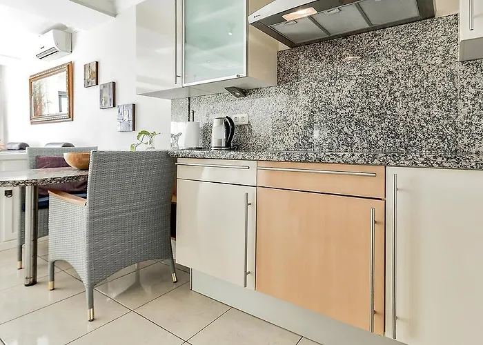 New Townhouse In El Duque Joyas *