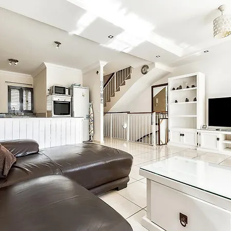 New Townhouse In El Duque Joyas Vakantiehuis